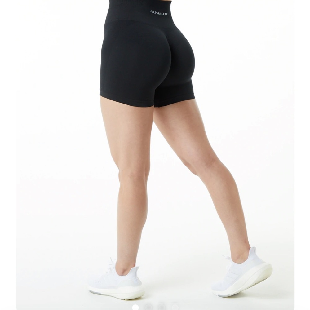 AMPLIFY SHORT 4.5"
Women's Seamless Scrunch 4.5" Short
Black